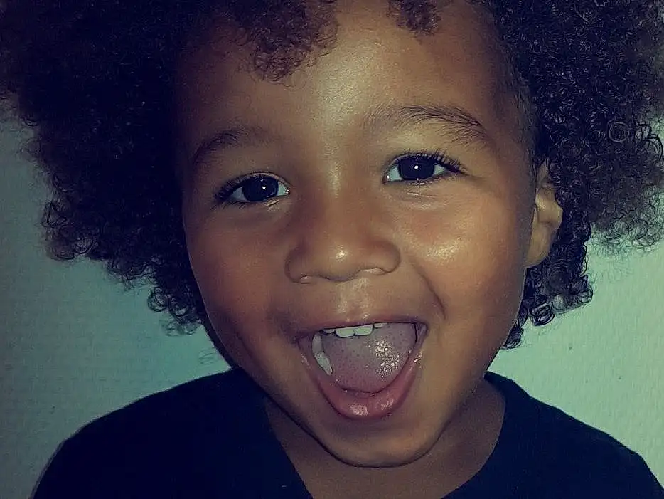 Afro, Black Hair, Joue, Enfant, Chin, Emotion, Yeux, Eyebrow, Visage, Forehead, Fille, Hair, Coiffure, Head, Joy, Lip, Mouth, Nez, Personne, Sourire, Bambin