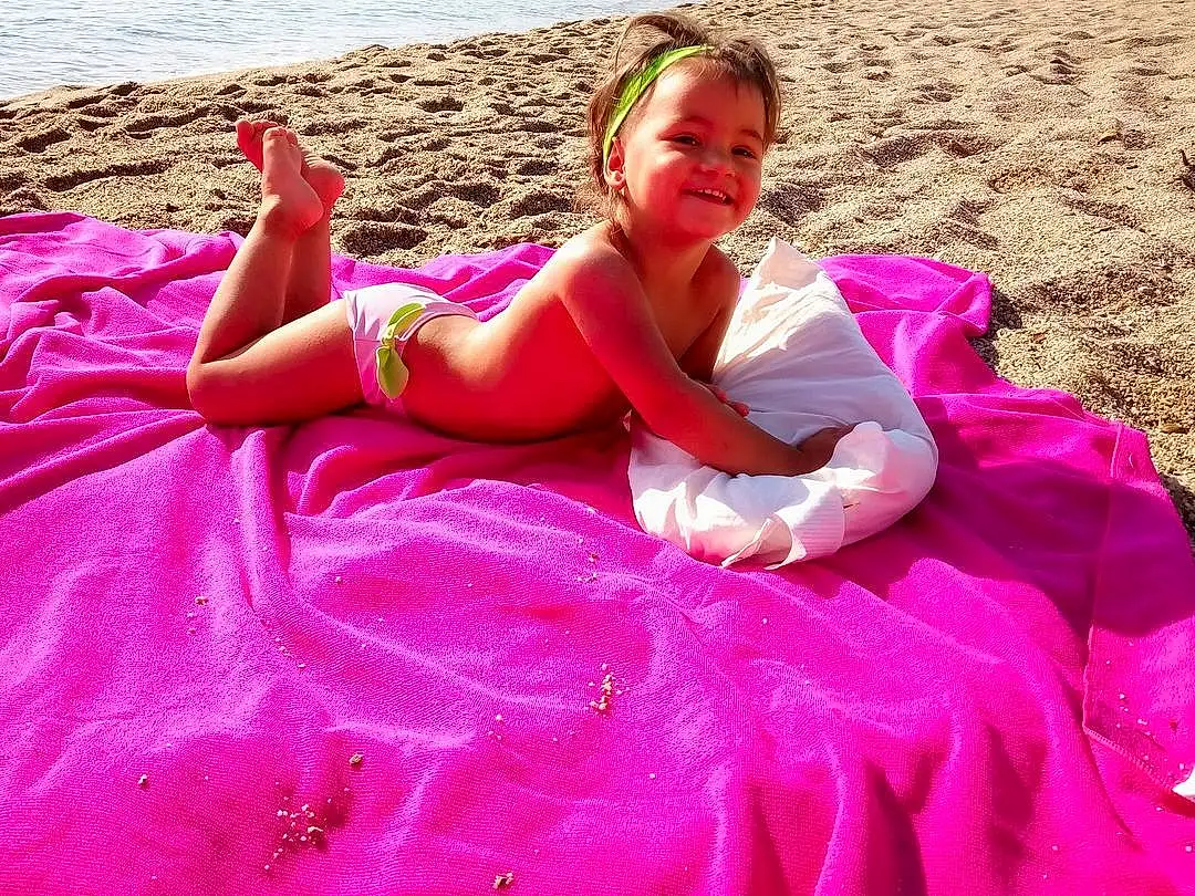 Fun, Fille, Happiness, Joy, Jambe, Magenta, Personne, Rose, Sand, Sourire, Summer, Sun Tanning, Vacation