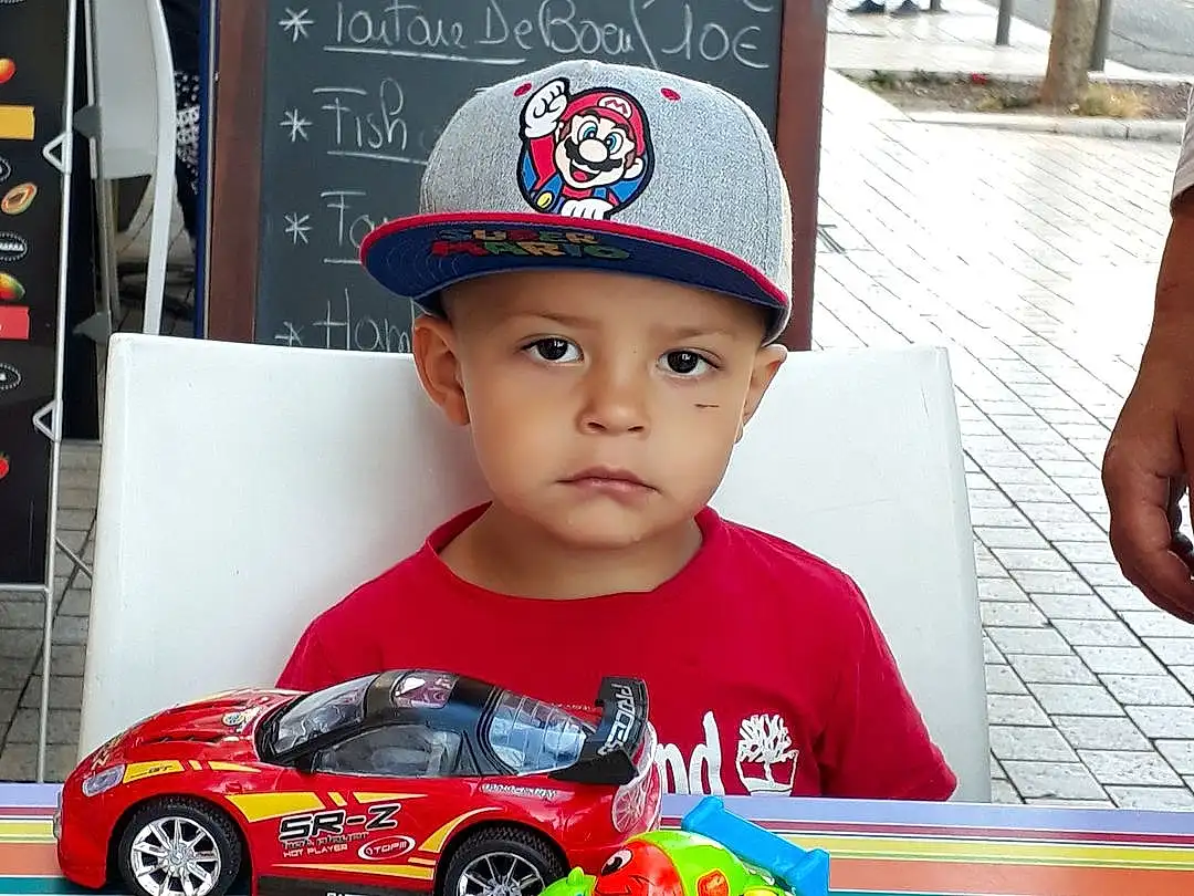 Car, Enfant, Headwear, Personne, Race, Red, Bambin, Jouets, Vehicle