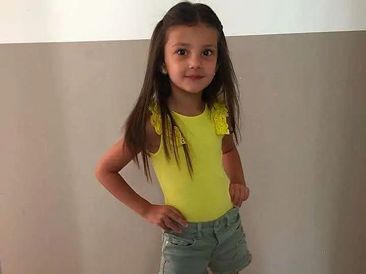 Beauty, Enfant, Clothing, Day, Footwear, Fun, Fille, Hair, Coiffure, Human Hair Color, Joint, Jambe, Personne, Shoe, Shorts, Shoulder, Peau, Debout, Trunk, Yellow