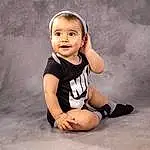 Hair, Footwear, Joue, Bras, Sourire, Jambe, Human Body, Baby & Toddler Clothing, Flash Photography, Sleeve, Gesture, Happy, Bambin, Elbow, T-shirt, Baby, Knee, Human Leg, Sportswear, Personne