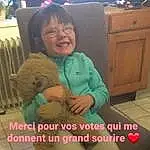 Nez, Peau, Head, Lunettes, Sourire, Photograph, Cabinetry, Happy, Chair, Finger, Comfort, Jouets, Thumb, Bambin, Fun, Chest Of Drawers, Drawer, Enfant, Stuffed Toy, Personne, Joy