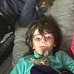 Hair, Nez, Joue, Lunettes, Coiffure, Chat, Vision Care, Yeux, Facial Expression, Mouth, Comfort, Oreille, Iris, Interaction, Eyewear, Couch, Happy, Fun, Personne