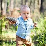 Plante, Yeux, People In Nature, Leaf, Baby & Toddler Clothing, Happy, Flash Photography, Herbe, Baby, Bambin, Enfant, Bois, Leisure, Grassland, Arbre, Fun, Recreation, Natural Landscape, Personne