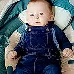 Peau, Jambe, Seat Belt, Comfort, Human Body, Sleeve, Baby & Toddler Clothing, Gesture, Baby, Chair, Thigh, Bambin, Electric Blue, Knee, Assis, Enfant, Chest, Car Seat, Denim, Waist, Personne