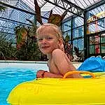 Eau, Sourire, Swimming Pool, Outdoor Recreation, Fun, Leisure, Bambin, Summer, Plante, Happy, Recreation, Bathing, Baby Float, Baby, Games, Vacation, Event, Nonbuilding Structure, Enfant, Chapi Chapo, Personne, Joy