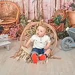 Meubles, Plante, Comfort, Bois, Outdoor Furniture, Chair, Wheel, Leisure, Bambin, Hardwood, Baby, Armrest, Living Room, Baby & Toddler Clothing, Beauty, Assis, Personne, Surprise