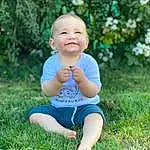 Clothing, Sourire, Plante, Yeux, People In Nature, Leaf, Baby & Toddler Clothing, Happy, Sunlight, Herbe, Baby, Finger, Bambin, Summer, T-shirt, Grassland, Meadow, Leisure, Enfant, Personne, Joy
