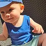Shoe, Coiffure, Photograph, Facial Expression, Bleu, Sourire, Shorts, Blanc, Jambe, Baby & Toddler Clothing, Chapi Chapo, Thigh, Finger, Cap, Cool, Knee, Bambin, Sneakers, Happy, Leisure, Personne, Joy, Headwear
