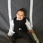Sourire, Yeux, Jambe, Flash Photography, Sleeve, Chair, Sneakers, Comfort, Bambin, Bois, Jacket, T-shirt, Assis, Baby, Recreation, Formal Wear, Knee, Enfant, Fun, Personne, Joy
