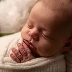 Visage, Nez, Joue, Head, Peau, Hand, Eyebrow, Comfort, Gesture, Baby, Happy, Bambin, Thumb, Sourire, Event, Bedtime, Baby & Toddler Clothing, Linens, Flesh, Portrait Photography, Personne