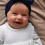 Nez, Joue, Sourire, Peau, Lip, Facial Expression, Blanc, Textile, Neck, Sleeve, Baby & Toddler Clothing, Gesture, Happy, Baby, Rose, Baby Laughing, Headgear, Bambin, People, Cap, Personne, Headwear