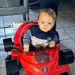 Sourire, Riding Toy, Automotive Design, Vehicle, Baby, Baby & Toddler Clothing, Bambin, Bumper, Automotive Exterior, Vrouumm, Wheel, Fun, Recreation, Baby Products, Comfort, Assis, Carmine, Lap, Chair, Play, Personne