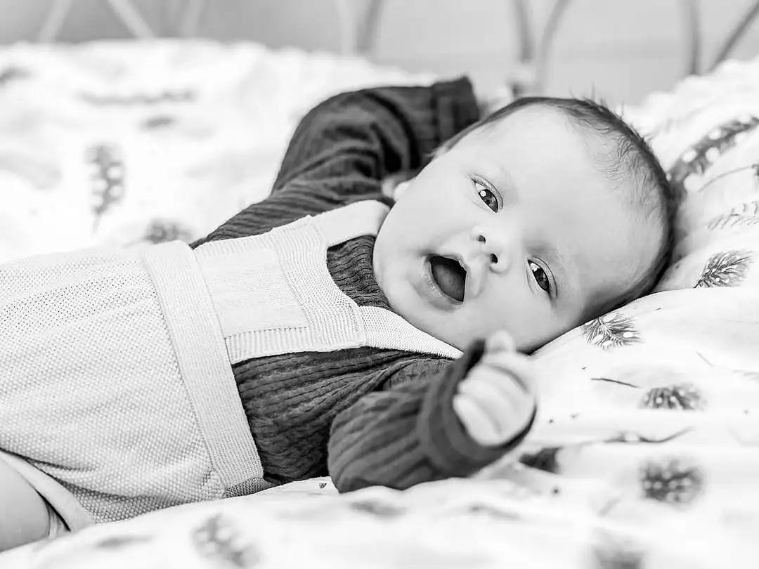 Visage, Peau, Comfort, Baby, Flash Photography, Bambin, Happy, Baby & Toddler Clothing, Enfant, Monochrome, Noir & Blanc, Herbe, Linens, Stock Photography, Room, Portrait Photography, Bedtime, Assis, Pattern, Sleep, Personne