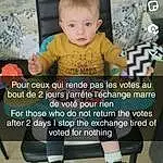 Clothing, Bras, Jambe, Chair, Font, Cool, Table, Bambin, Sneakers, Baby, Happy, Pattern, T-shirt, LÃ©gende de la photo, Knee, Assis, Play, Enfant, Personne