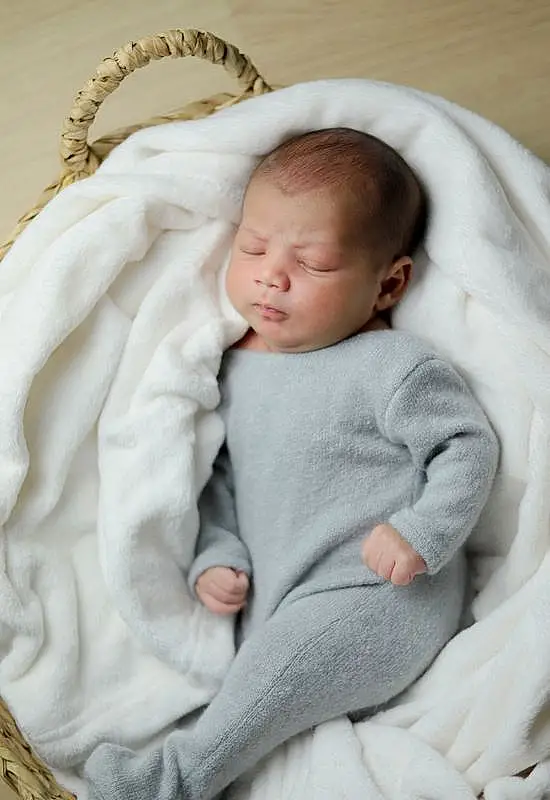 Joue, Peau, Comfort, Textile, Sleeve, Baby & Toddler Clothing, Baby, Baby Sleeping, Bambin, Linens, Baby Products, Wool, Enfant, Poil, Assis, Bedtime, Portrait Photography, Herbe, Bedding, Towel, Personne