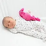 Comfort, Baby & Toddler Clothing, Sleeve, Baby, Rose, Bambin, Linens, Pattern, Magenta, Baby Products, Enfant, Room, Carmine, Bedding, Assis, Portrait Photography, Baby Sleeping, Poil, Personne