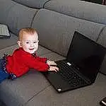 Computer, Personal Computer, Laptop, Netbook, Sourire, Touchpad, Comfort, Output Device, Input Device, Lap, Baby & Toddler Clothing, Gadget, Office Equipment, Space Bar, Computer Desk, Electronic Device, Computer Hardware, Bambin, Technology, Couch, Personne, Joy