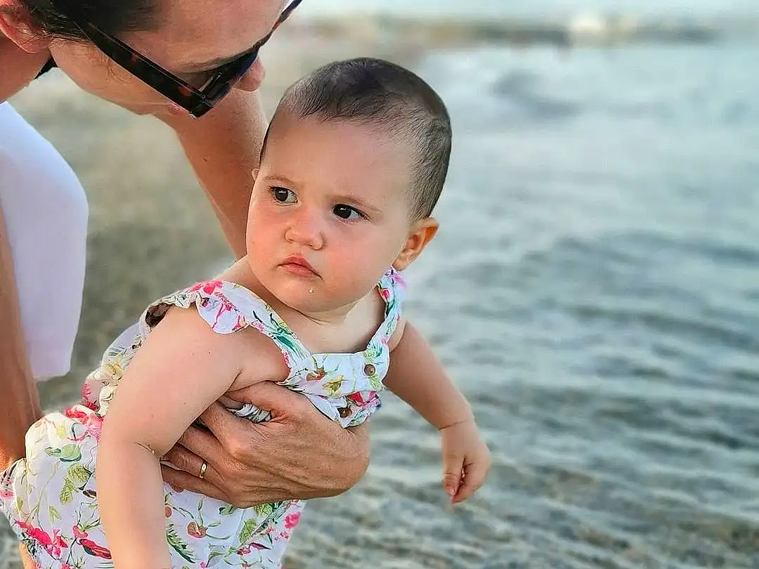Peau, Eau, Coiffure, Facial Expression, People In Nature, Sunglasses, Happy, Gesture, People On Beach, Baby, Bambin, Baby & Toddler Clothing, Goggles, Leisure, Summer, Enfant, Plage, Herbe, Fun, Eyewear, Personne