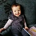Joue, Sourire, Peau, Hand, Coiffure, Yeux, Couch, Comfort, Flash Photography, Sleeve, Iris, Happy, Baby & Toddler Clothing, Enfant, Baby, Fun, Bambin, Beauty, Bois, Assis, Personne, Joy