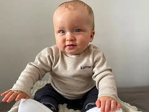 Joue, Sourire, Bras, Yeux, Facial Expression, Comfort, Sleeve, Baby & Toddler Clothing, Gesture, Finger, Baby, Bambin, Foot, Happy, Barefoot, Human Leg, Enfant, Thumb, Assis, T-shirt, Personne