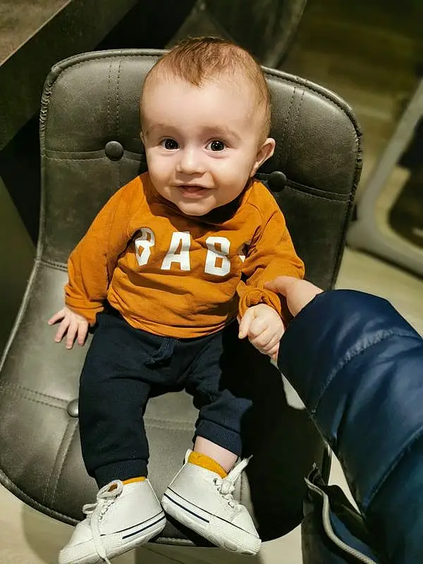 Head, Sourire, Flash Photography, Automotive Design, Comfort, Bambin, Cool, Chair, Baby, Baby & Toddler Clothing, Happy, Car Seat, Assis, Fun, Enfant, Auto Part, Luxury Vehicle, Boot, Vrouumm, Personne