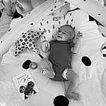 Photograph, Blanc, Comfort, Black, Sleeve, Black-and-white, Style, Baby & Toddler Clothing, Baby, Monochrome, Noir & Blanc, Linens, Pattern, Enfant, Bambin, Bedding, Bed, T-shirt, Personne