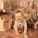 Sourire, Bois, Flash Photography, Happy, Bambin, Fun, Hardwood, Enfant, Plante, Baby, Flowerpot, Arbre, Baby & Toddler Clothing, Room, Wood Flooring, Assis, Herbe, House, Personne, Joy