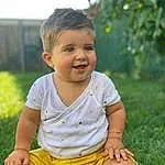 Joue, Peau, Yeux, Sourire, Leaf, Baby & Toddler Clothing, People In Nature, Sleeve, Happy, Dress, Herbe, Plante, Bambin, Summer, T-shirt, Leisure, Enfant, Fun, Baby, Assis, Personne, Joy