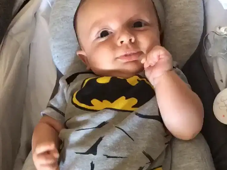 Enfant, Bambin, Batman, Thigh, Car Seat, Jambe, Bras, Superhero, Justice League, Fictional Character, Cool, Mouth, Baby Products, Baby, Abdomen, Personne