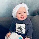 Facial Expression, Sourire, Blanc, Baby & Toddler Clothing, Sleeve, Happy, Dress, Costume Hat, Bambin, Enfant, Baby, Chapi Chapo, Holiday, Event, Fun, Fictional Character, Assis, Cap, Vintage Clothing, Personne, Headwear