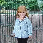 Clothing, Visage, Hair, Sourire, Yeux, Plante, Fence, Human Body, Sleeve, Baby & Toddler Clothing, Herbe, Line, Jacket, Mesh, Bambin, Home Fencing, People In Nature, Street Fashion, Pattern, Electric Blue, Personne, Joy