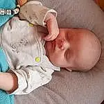 Nez, Joue, Peau, Hand, Bras, Yeux, Comfort, Baby, Human Body, Baby & Toddler Clothing, Sleeve, Gesture, Finger, Bambin, Nail, Enfant, Thumb, Herbe, Baby Products, Baby Sleeping, Personne