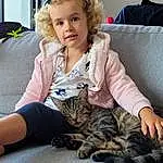 Joint, Comfort, Happy, Enfant, Felidae, Thigh, Long Hair, Human Leg, Knee, Arbre, Brown Hair, Lap, Poil, Chien de compagnie, Assis, Small To Medium-sized Cats, Bambin, Herbe, Fun, Vacation, Personne