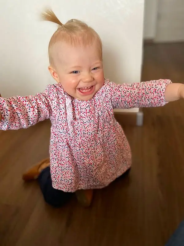 Joue, Peau, Joint, Chin, Sourire, Yeux, Baby & Toddler Clothing, Human Body, Neck, Sleeve, Table, Bois, Iris, Gesture, Happy, Finger, Baby, Bambin, Personne