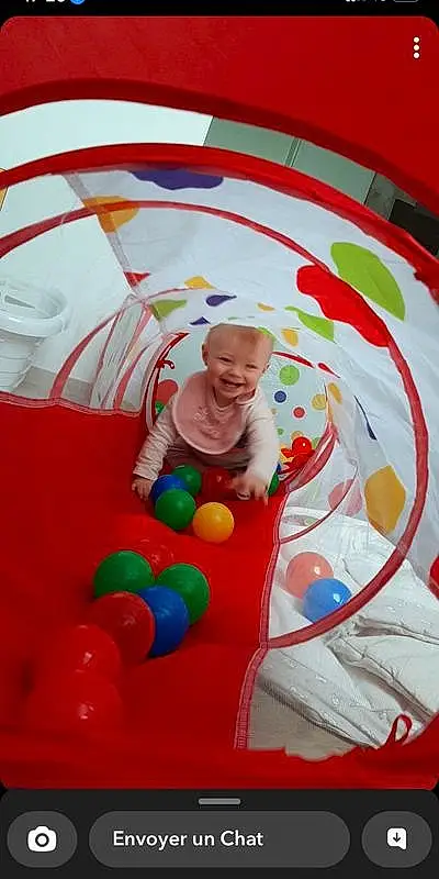Sourire, Jouets, Baballe, Happy, T-shirt, Bambin, Ball Pit, Party Supply, Leisure, Recreation, Fun, Event, Balloon, Inflatable, Aire de jeux, Baby Products, Baby Toys, Enfant, Circle, Shorts, Personne, Joy