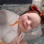 Joue, Baby & Toddler Clothing, Sleeve, Sourire, Eyelash, Baby, Happy, Bambin, Comfort, Flash Photography, Enfant, Fashion Accessory, Personal Protective Equipment, Portrait Photography, Hair Accessory, Eyewear, Fun, Audio Equipment, Headband, Personne