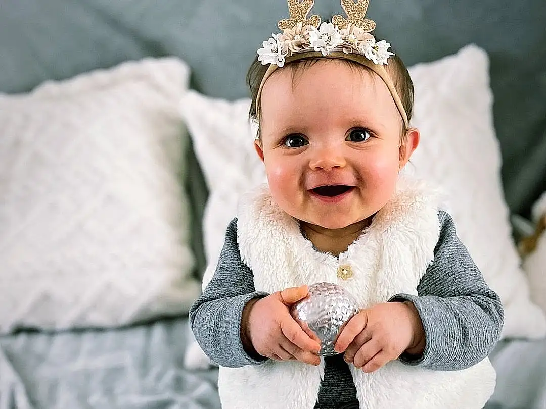 Visage, Sourire, Yeux, Facial Expression, Blanc, Flash Photography, Sleeve, Baby & Toddler Clothing, Happy, Iris, Headgear, Baby, Bambin, Enfant, Necklace, Headpiece, Jewellery, Headband, Pattern, Event, Personne, Joy