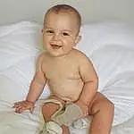 Enfant, Baby, Peau, Visage, Head, Bambin, Joue, Assis, Jambe, Stomach, Hand, Muscle, Sourire, Diaper, Baby Products, Barefoot, Personne, Joy