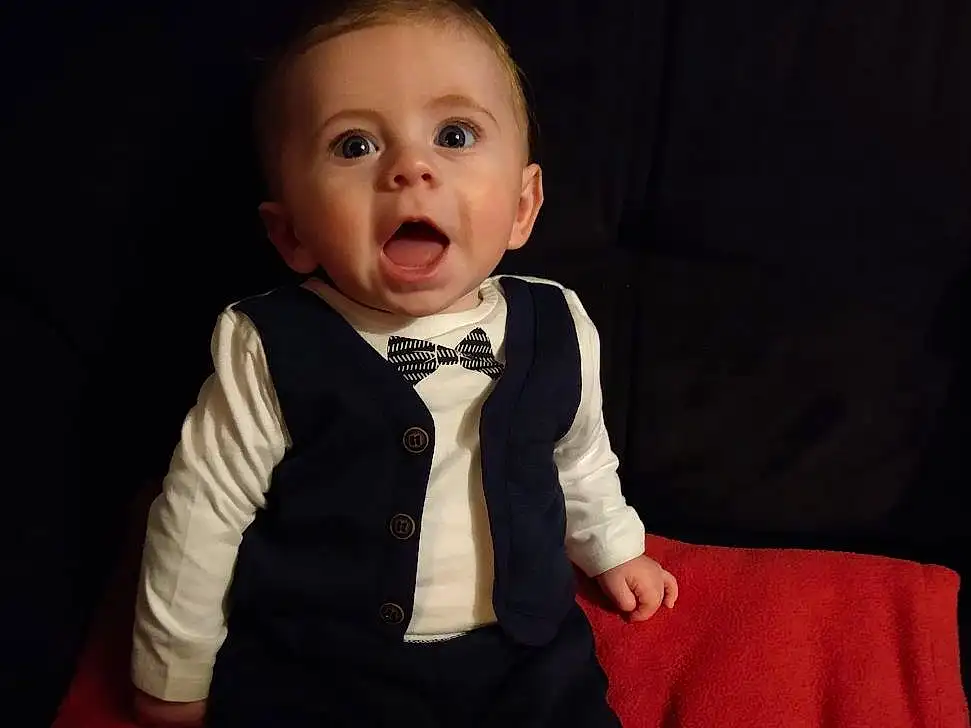Joue, Peau, Bras, Facial Expression, Dress Shirt, Comfort, Tie, Flash Photography, Baby & Toddler Clothing, Sleeve, Collar, Baby, Bambin, Formal Wear, Jacket, Darkness, Assis, Enfant, Pattern, Personne, Surprise