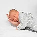 Joue, Comfort, Baby & Toddler Clothing, Sleeve, Baby, Collar, Bambin, Happy, Linens, Baby Sleeping, Flash Photography, Bedtime, Assis, Portrait Photography, Enfant, Tummy Time, Baby Products, Sieste, Sleep, Personne