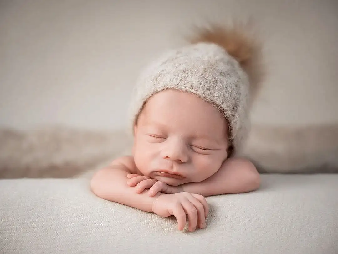 Visage, Peau, Lip, Hand, Yeux, Comfort, Human Body, Flash Photography, Baby, Bois, Finger, Happy, Nail, Baby & Toddler Clothing, Bambin, Cap, Close-up, Foot, Knit Cap, Personne, Headwear
