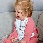 Nez, Joue, Peau, Lip, Coiffure, Sourire, Eyebrow, Facial Expression, Mouth, Jambe, Comfort, Human Body, Baby & Toddler Clothing, Sleeve, Iris, Happy, Finger, Bambin, Baby, Couch, Personne