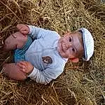 Visage, Head, Sourire, Plante, People In Nature, Herbe, Happy, Chapi Chapo, Baby & Toddler Clothing, Bambin, Agriculture, Grassland, Bois, Prairie, Soil, Hay, Baby, Event, Field, Personne, Joy, Headwear