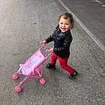 Sourire, Wheel, Asphalt, Tire, Road Surface, Baby Carriage, Bambin, People In Nature, Recreation, Sidewalk, Rolling, Fun, Automotive Wheel System, Baby Products, Assis, Magenta, Road, Leisure, Enfant, Play, Personne, Joy