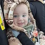 Visage, Joue, Peau, Head, VÃªtements dâ€™extÃ©rieur, Sourire, Facial Expression, Comfort, Textile, Sleeve, Baby, Baby & Toddler Clothing, Baby Carriage, Bambin, Baby Safety, Car Seat, Baby In Car Seat, Enfant, Linens, Personne