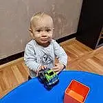 Sourire, Baby Playing With Toys, Sleeve, Bois, Baby & Toddler Clothing, Baby, Bambin, Jouets, Table, Enfant, Fun, Assis, Room, T-shirt, Hardwood, Leisure, Baby Toys, Varnish, Personne