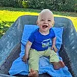 Sourire, Plante, Green, Baby & Toddler Clothing, Shorts, Outdoor Furniture, Herbe, Happy, Bambin, Leisure, T-shirt, Fun, People In Nature, Comfort, Recreation, Electric Blue, Baby Laughing, Lap, Assis, Baby, Personne