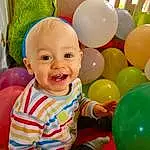 Sourire, Head, Photograph, Facial Expression, Green, Baby Playing With Toys, Happy, Debout, Baby & Toddler Clothing, Balloon, Fun, Leisure, Baby, Bambin, Enfant, People, Beauty, Party Supply, Personne
