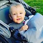 Sourire, Comfort, Baby Carriage, Cool, Happy, Baby, Bambin, Car Seat, Enfant, Auto Part, Electric Blue, Herbe, Baby & Toddler Clothing, Baby Products, Voyages, Assis, Baby In Car Seat, Plante, Baby Safety, Lap, Personne, Joy
